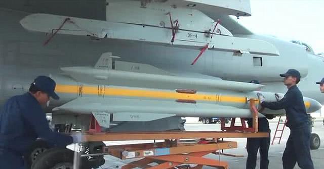 飞豹挂载鹰击91超音速反舰(反辐射)导弹