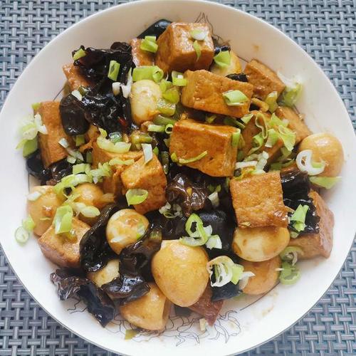 鹌鹑蛋烧豆腐,鲜香味美,比肉菜都好吃