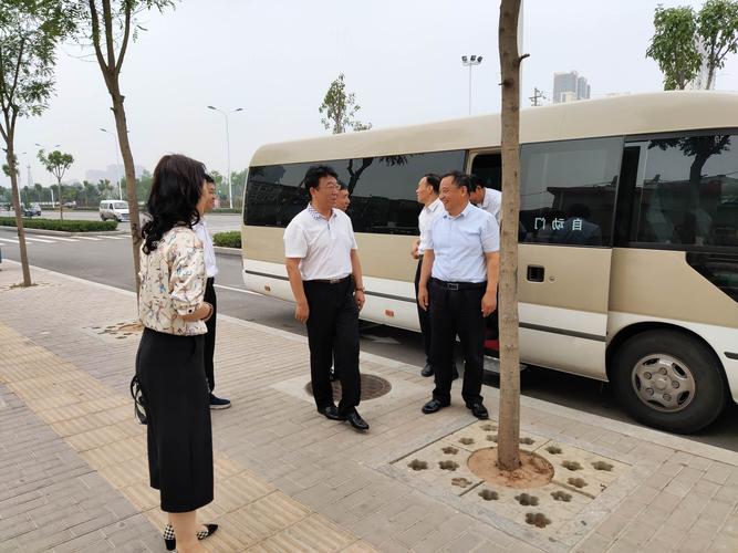 市人大常委会副主任石建旺带队深入西街街道调研人大代表联络站建设