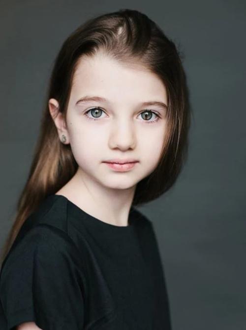 五岁伊娃:她的父亲是韩国人;她的妈妈是俄罗斯,乌克兰和犹太血统