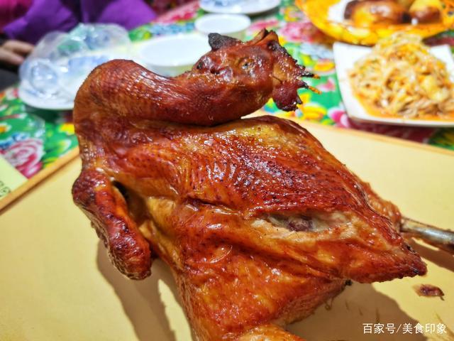土窑烤鸡,戳子花菜,烤五花肉,4人花了200块,您看值不值?