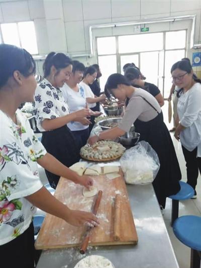 淄博十中工会组织开展以"巧手包饺子·温暖大家庭"为主题的庆祝教师节