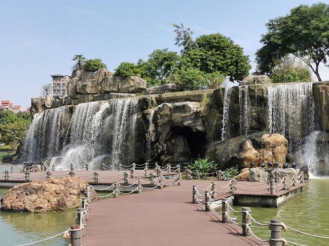 佛山西樵山下樵山公园,听音湖瀑布.