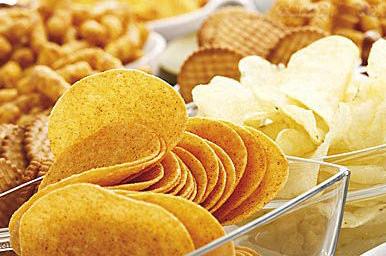 饮食禁忌 吃多膨化食品宜引发肥胖和高血压 饮食禁忌 生日蛋糕上不宜