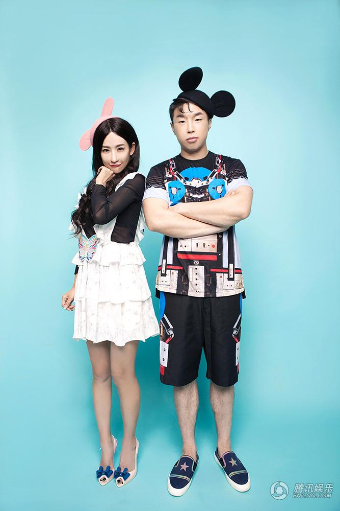 组图:郭柯彤携烧饼拍六一写真 变成人版米老鼠 6张