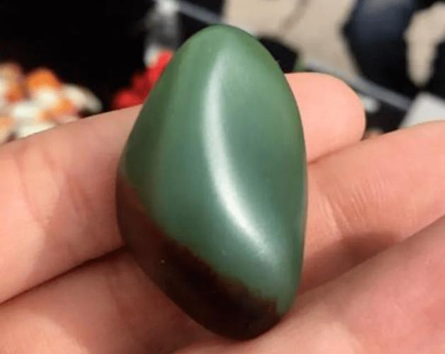 鸭蛋青沙枣青烟紫玉在和田玉中很特别备受追捧
