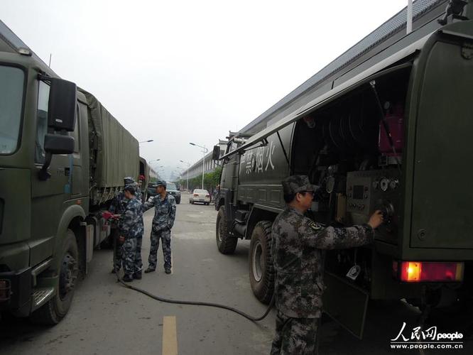 野战群车加油车在震区为救援部队车辆加油.肖智文 摄