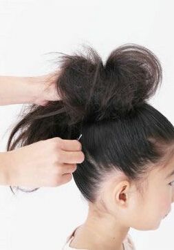 儿童发型绑扎方法 女童丸子头教程(2)