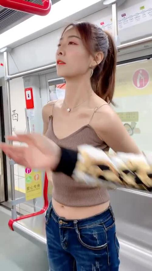 小姐姐穿这么少不冷嘛