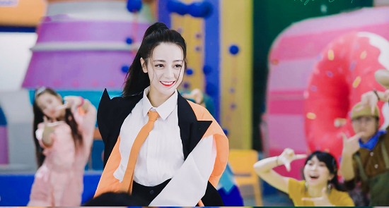 迪丽热巴最新广告图,穿衬衫的样子太帅了,跳舞的样子像极了女团