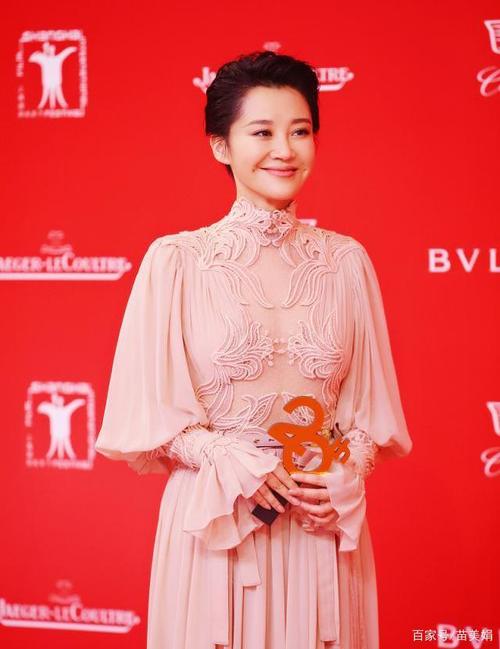51岁许晴近照曝光,可爱甜美如少女,透露保持年轻秘诀!