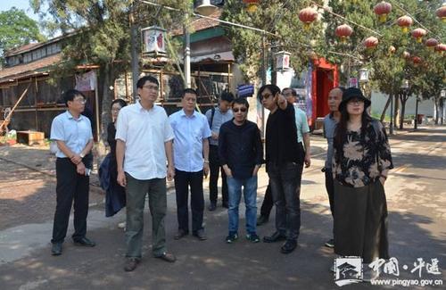 石勇和贾樟柯在平遥国际电影展项目现场对接办公