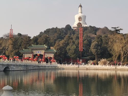 南依故宫,北向钟楼鼓楼,东看新北京城,西临北海白塔,景山公园山顶的