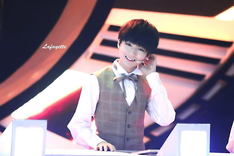 tfboys王俊凯 2014.8.28 年代秀.cr:logo