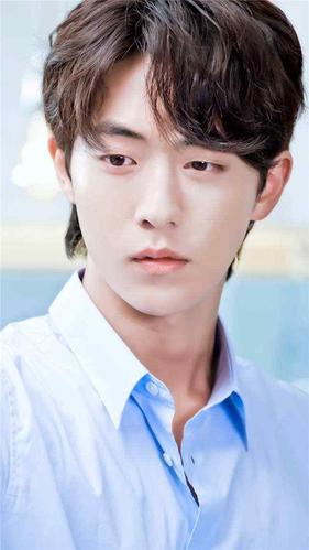 南柱赫黑西装手机壁纸    下一组图: 河伯的新娘南柱赫帅气手机壁纸