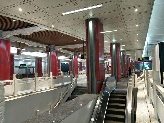 地铁站里都有点像皇宫,很大气.