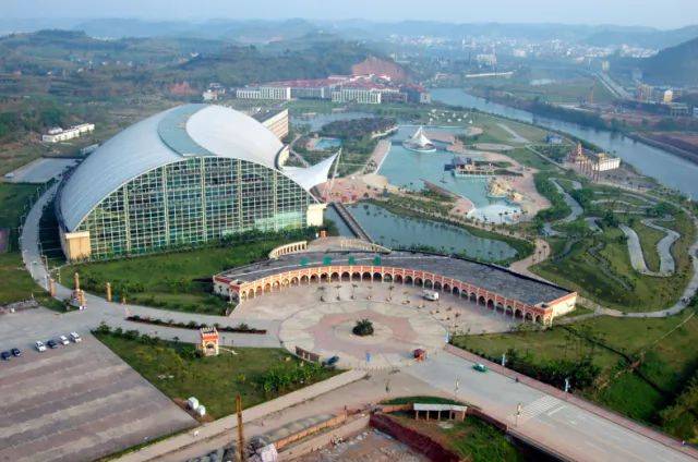 中国死海这个名字真是霸气,位于遂宁市大英县,这个超1000亩的湖泊早已