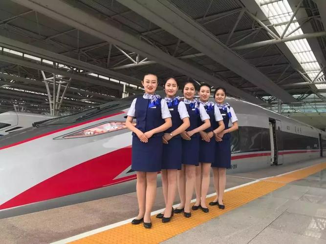 为什么高铁上的女乘务员都要穿丝袜上班答案你知道吗