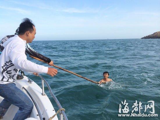 平潭两村民被涨潮海水冲走一人被游泳者救起