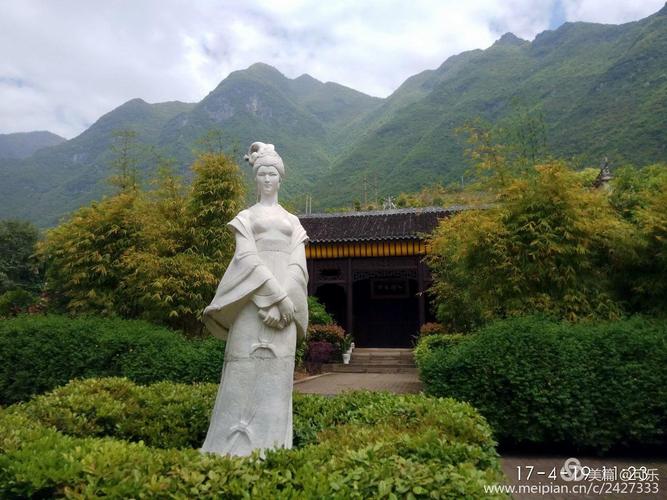 王昭君是西汉时的南郡秭归(今湖北省宜昌市兴山县)人,座落在现三峡