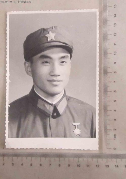 佩戴徽章的军人(老照片)