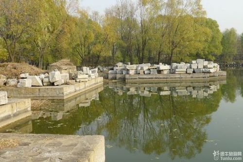 站在"方壶胜境"的临水遗址上,看到满地散落的建筑残件,一方面赞叹