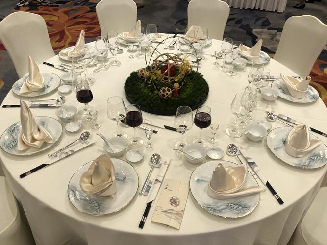 中式铺床选手镇定自若,动作娴熟;中西餐摆台构思新颖,风格各异,雅俗