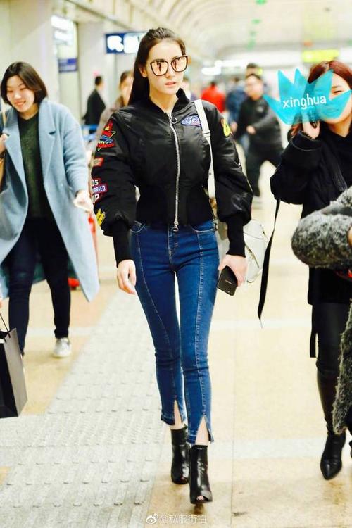 私服街拍之机场时尚# 迪丽热巴外套:gcds 牛仔裤:top
