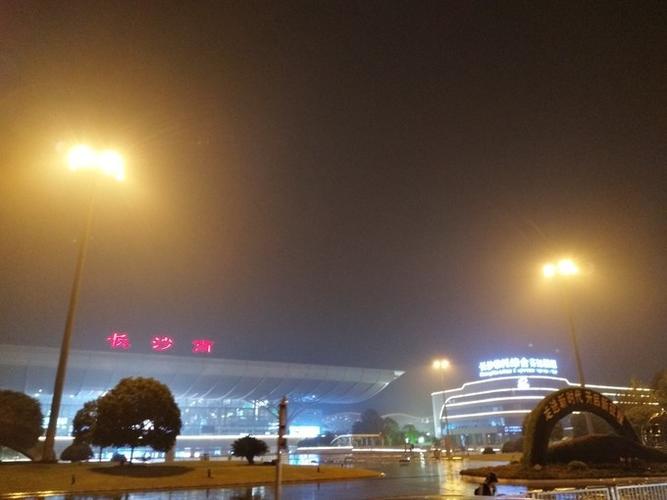 长沙 南高铁站外,灯光暖暖长沙南火车站.