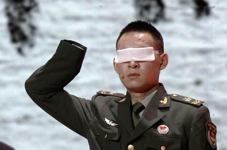 排雷英雄杜富国生死关头将战友护在身后失去双手双眼练写字
