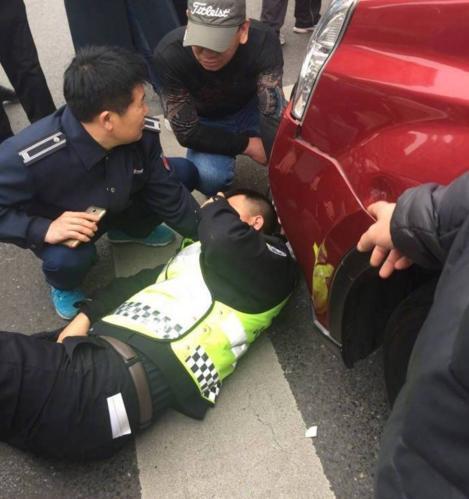 大连一交警执勤时被撞受伤 网友:肇事者心真大