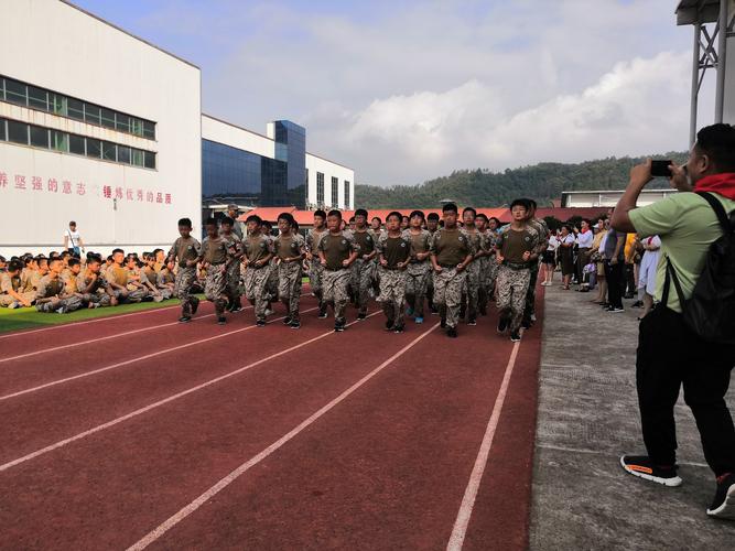 吴宁三中2019级715班新生接受军训锤炼