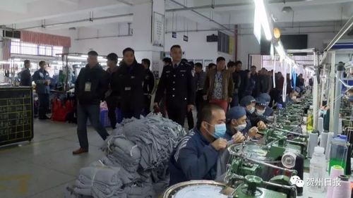 图为钟山监狱的服刑人员在厂房工作.
