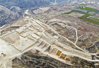 这是位于陕西省神木市的石峁遗址(2017年11月19日无人机拍摄).