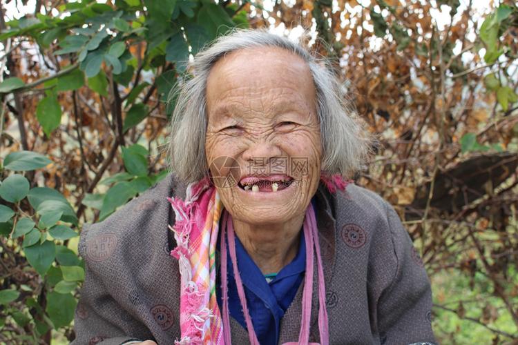 老太太的笑脸