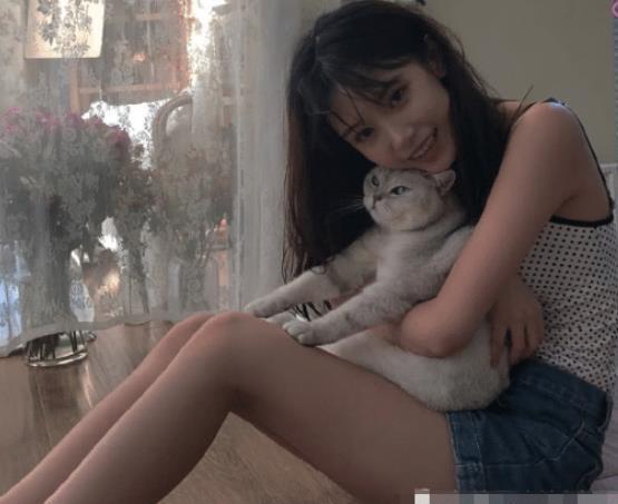 虽然黄婷婷没有成为一名网红,但是这个剪刀手女孩子却活成了自己想要