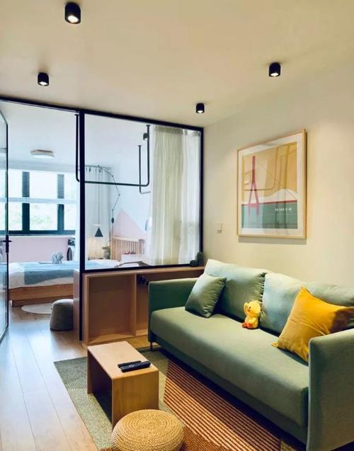 窗帘拉开,客厅和卧室形成视觉上的统一,放大空间.