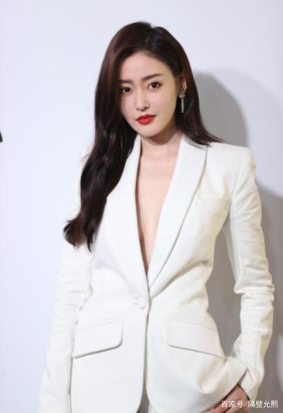 张天爱身材也太好了穿西装真空上阵好大胆性感又迷人