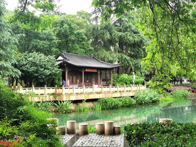 雨中的南京市乌龙潭公园