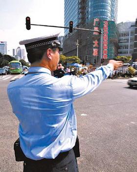在高温下,汗水湿透了警服.陈安摄