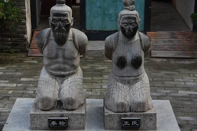 所以决定将岳飞墓进行装修的同时,并用铁铸造秦桧夫妇的跪像置于墓前