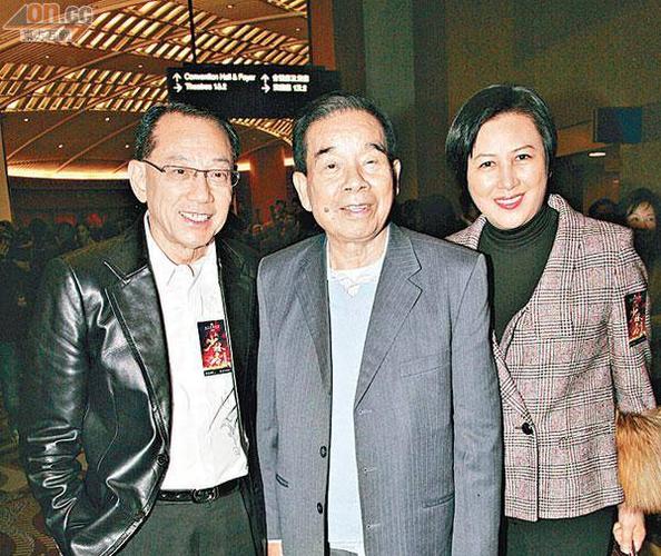郑裕彤亲自在新世界的酒店摆了两桌酒席,非常隆重收了叶璇为干女儿