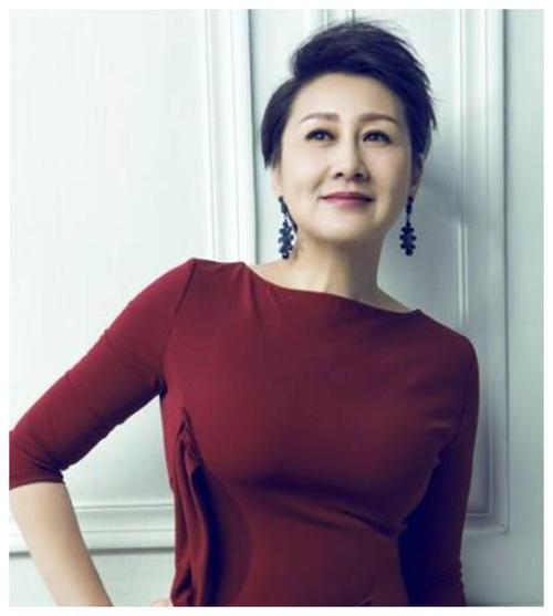 张凯丽大妈年纪穿挺花哨,赶时髦不输小年轻,看着像20岁的小姑娘