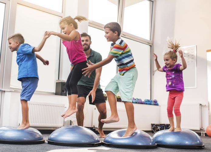 利用半球的不稳定界面,可以训练我们的核心以及平衡性.