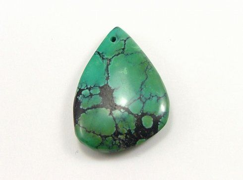 附绿松石介绍: 绿松石所独有的颜色是由于其体内所含的铁离子而呈现