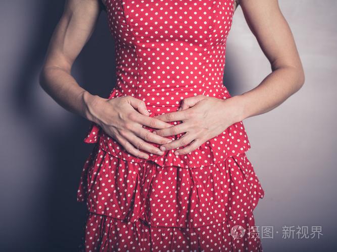 肚子痛的年轻女子
