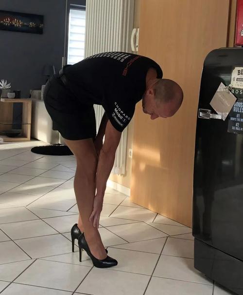 社会丨迷恋穿高跟鞋的男人是变态吗?