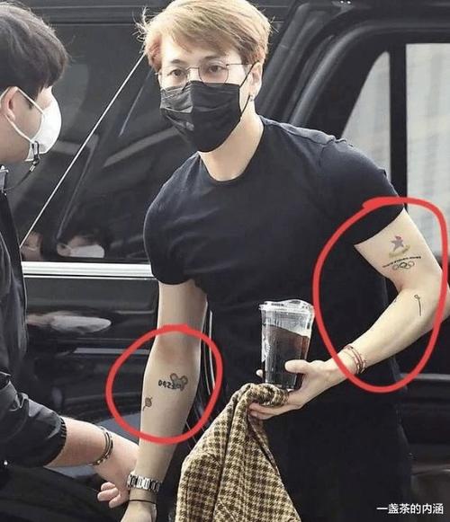 纹身其实是属于后面一种,有着纪念的含义,并不是为了耍帅,王嘉尔手臂