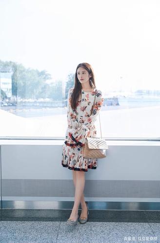 圆头高跟鞋尽量选择低跟的高跟鞋进行搭配,因为太高的圆头高跟鞋不但