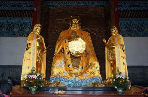 道仪门,先天门,太极门,统天殿,显仁殿,太始门,八卦坛,太昊伏羲陵墓